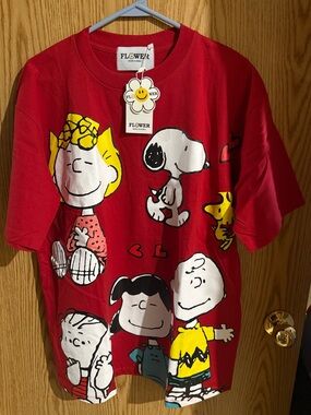 Flower Red Peanuts Graphic Tee - Women's Short Sleeve